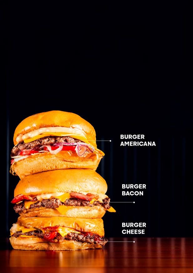 Torre de tres hamburguesas dobles con cheddar y panceta